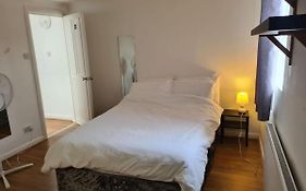 Close To Tower Bridge Central London - 4 Bedroom House - 3 Bathrooms - Free Parking 3 Cars - Sleep 9